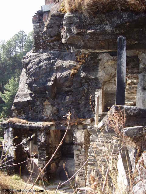 "Feng Yang Dong", a small shelter cut into the rocks just off the "Cloudy Tourist Road" above Dali, China