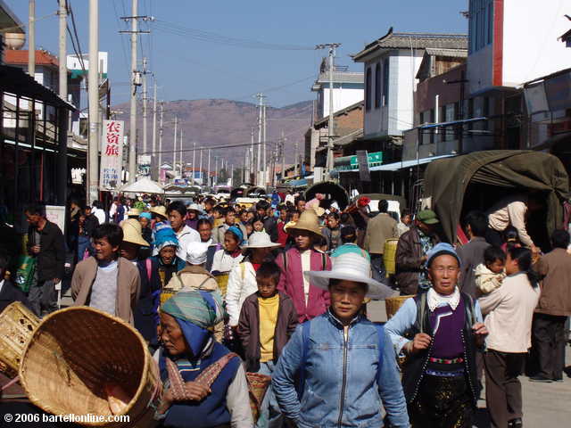 Crowds at the Youshuo market in Yunnan province, China